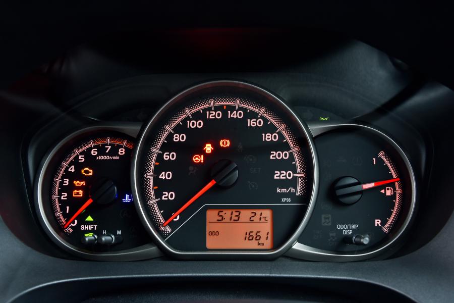 Панель приборов Toyota Yaris Bi-Tone 2016 года  (ZA) (фото 11 из 14)